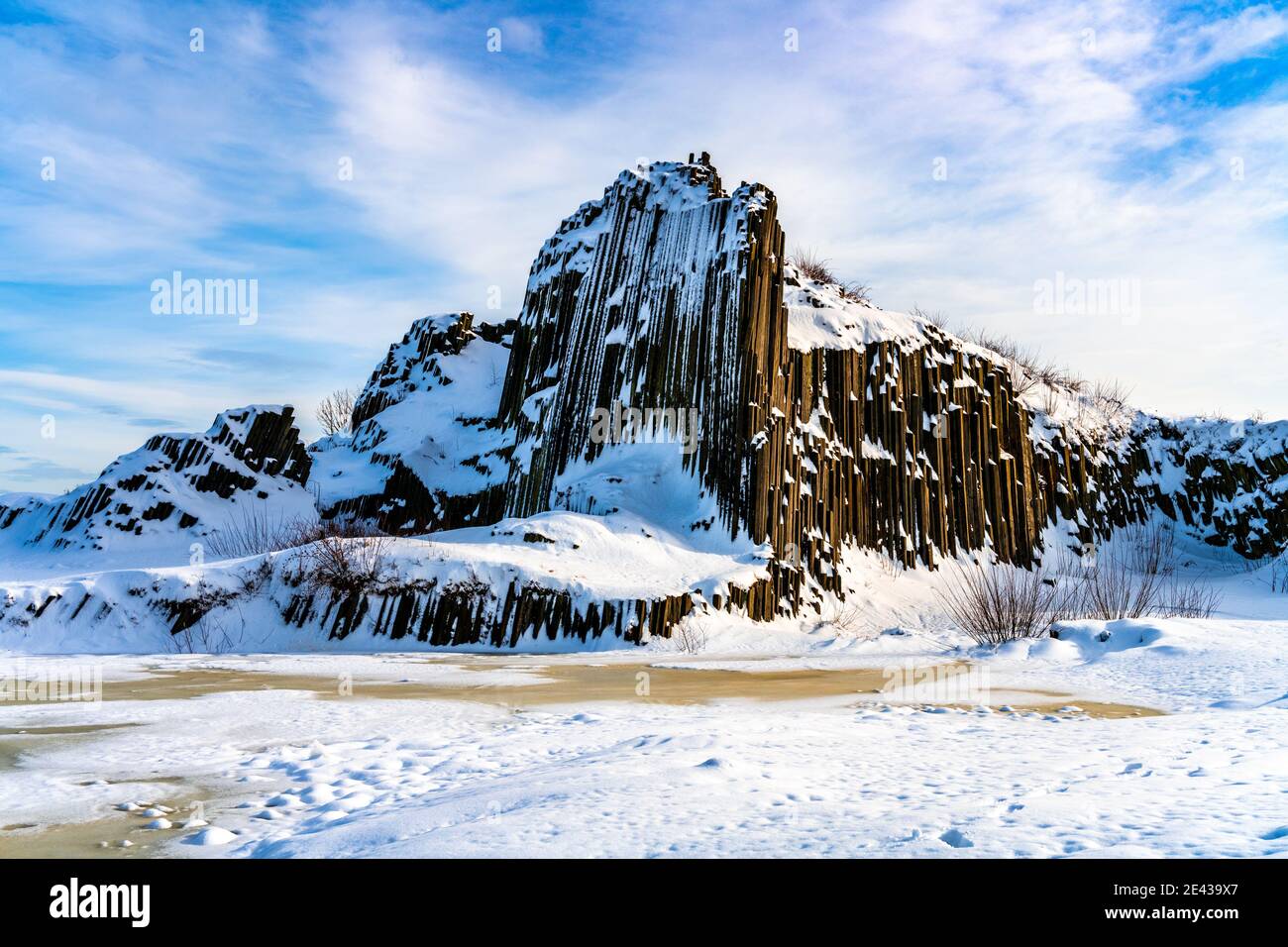 Panska skala - formazione rocciosa di colonne basaltiche pentagonali ed esagonali. Assomiglia a tubi d'organo giganti. Coperto di neve e ghiaccio in inverno. Kamenicky Senov, Repubblica Ceca. Foto Stock