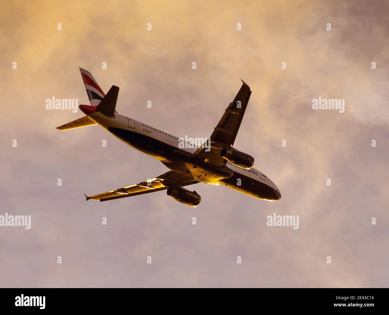 Londra, Inghilterra - Ottobre 2018: British Airways Airbus A320 jet climbing dopo il decollo contro un cielo tramonto Foto Stock Londra, Inghilterra - Ottobre 2018: British Airways Airbus A320 jet climbing dopo il decollo contro un cielo tramonto Foto Stock