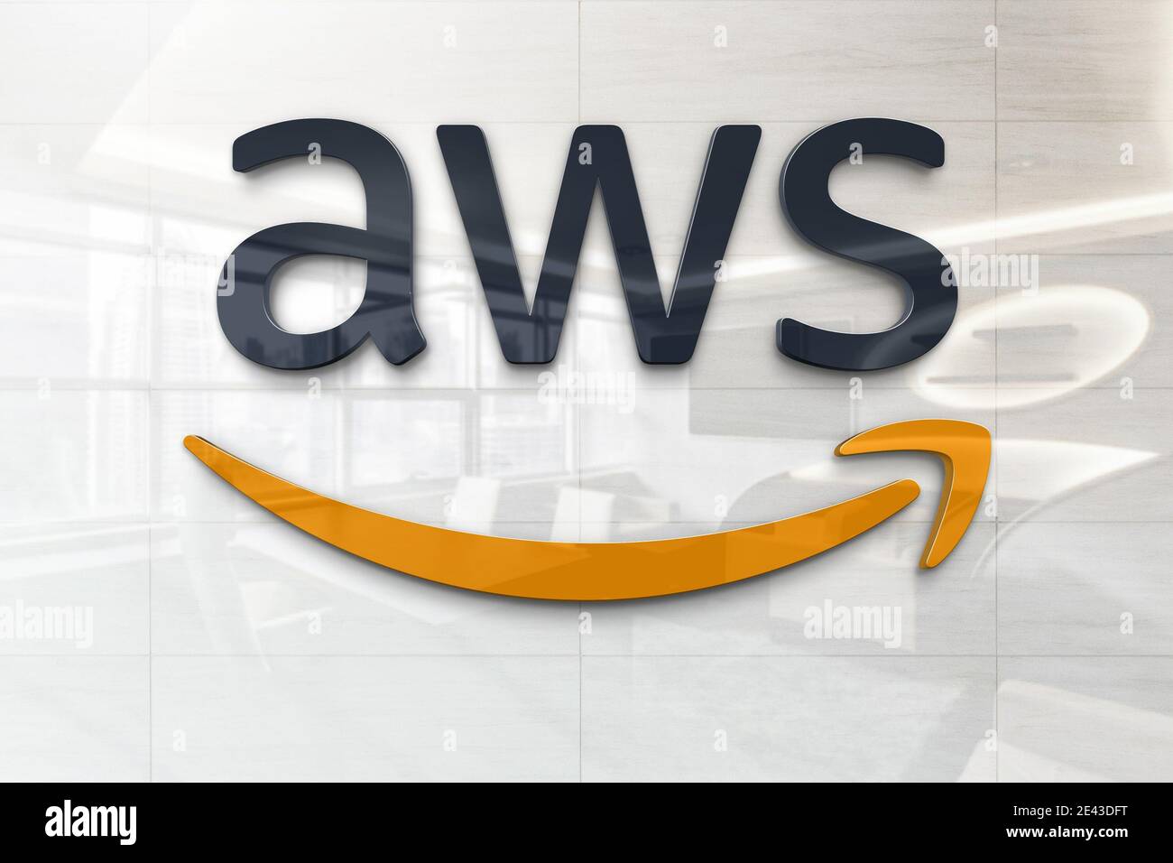 il logo amazon web services sulla placca riflettente della parete aziendale Foto Stock