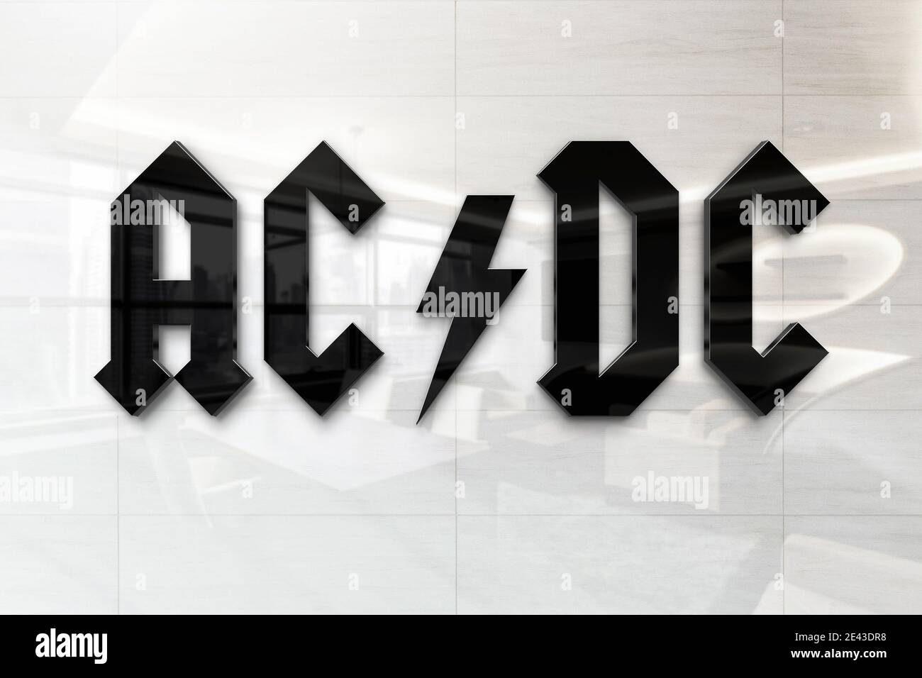 logo ac dc sulla placca da parete aziendale riflettente Foto Stock