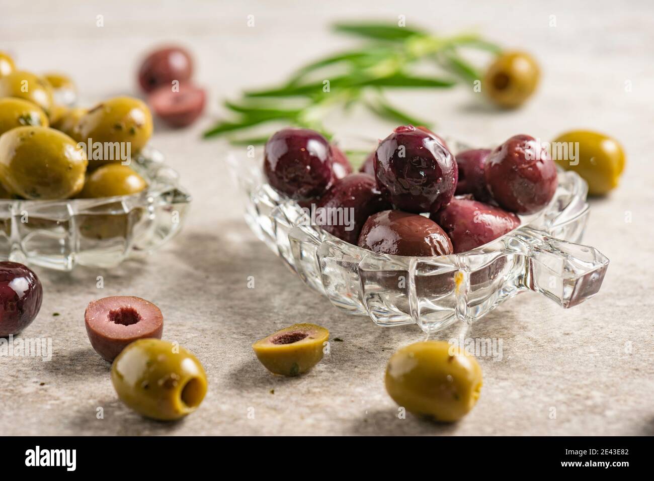 Olive in piatto Foto Stock