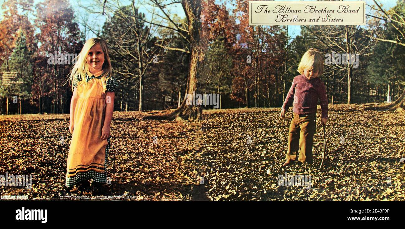 The Allman Brothers Band: 1974. LP copertura totale anteriore e posteriore: Fratelli e sorelle Foto Stock