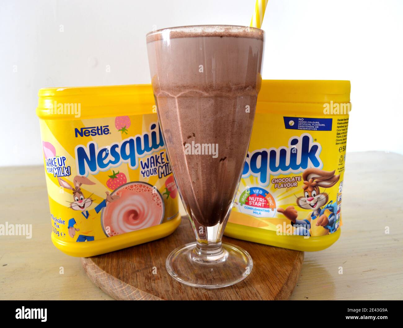 bicchiere di cioccolato nesquik frullato al cioccolato con sapori di fragola  e cioccolato Foto stock - Alamy