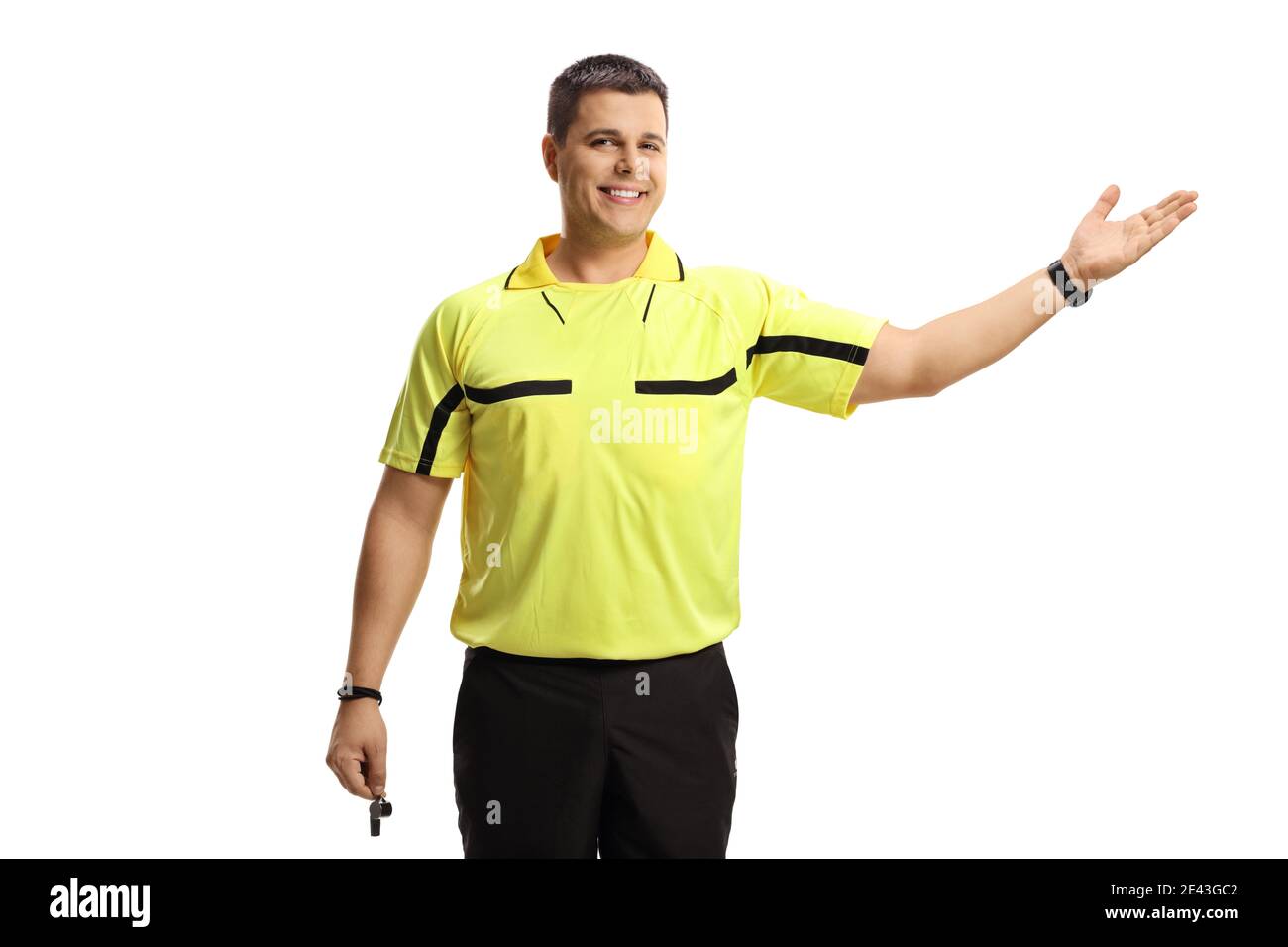 Arbitro di calcio che tiene un fischio e punta con la mano isolata su sfondo bianco Foto Stock