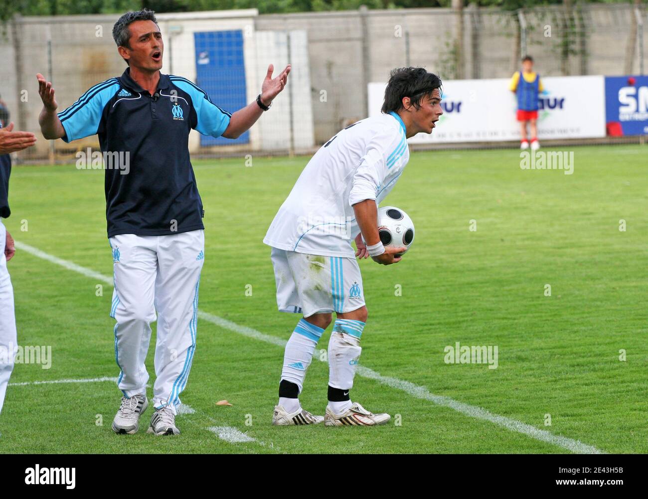 Eric Thiery, allenatore dell'Olympique de Marseille, e Benjamin Samat  durante la finale della partita di calcio del campionato francese U16 OM vs  RCL allo stadio Saint-Michel di Canet en Roussillon, vicino a