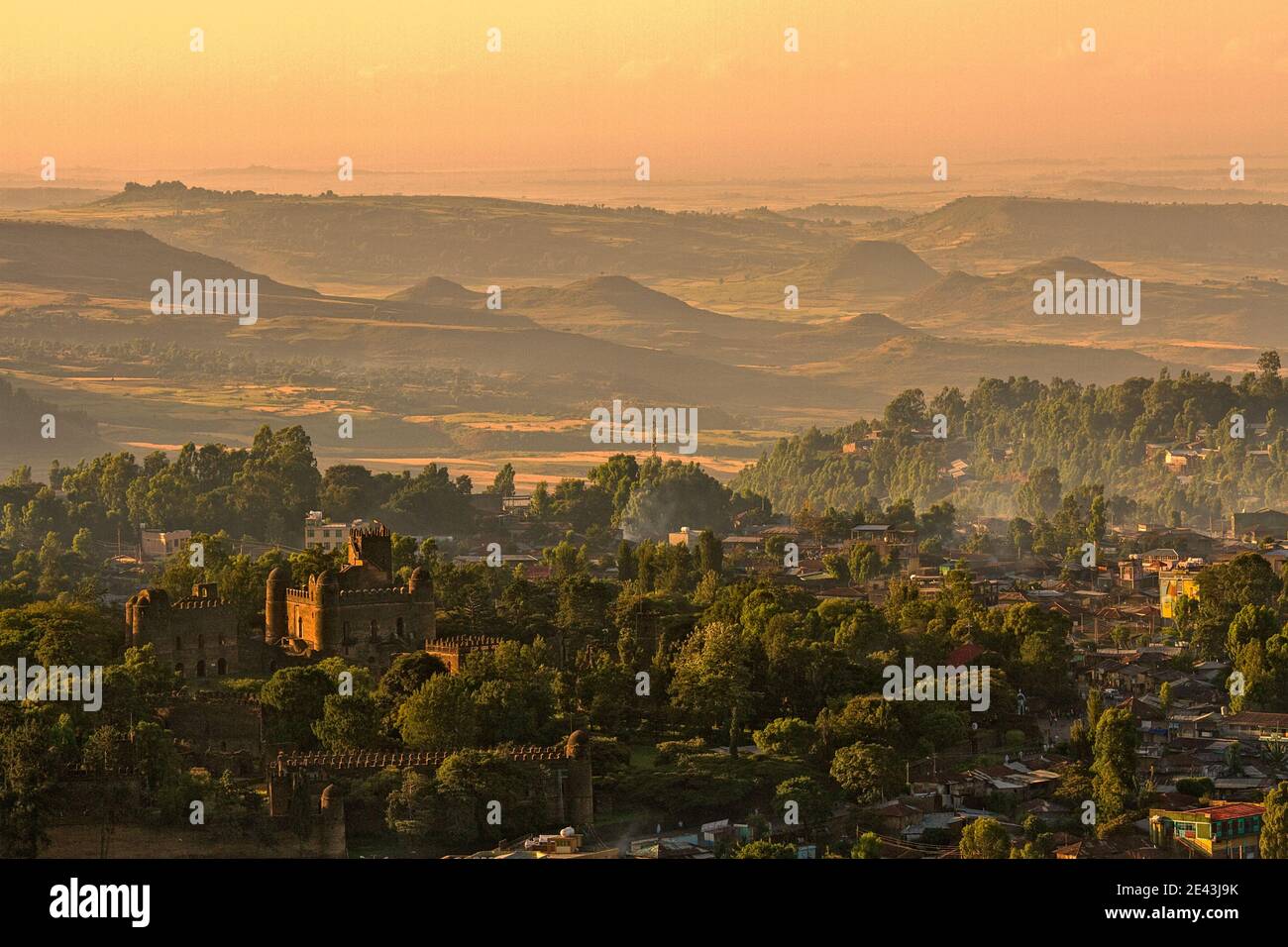 Splendida alba su Gondar con vista sul castello e le colline circostanti, cielo arancione, Etiopia Foto Stock