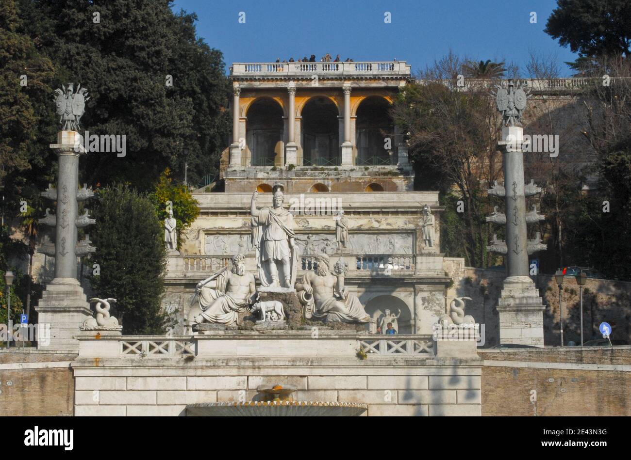 Da Piazza del Popolo si può raggiungere a est il Pincio e la Fontana del Nettuno. Roma, Italia Foto Stock