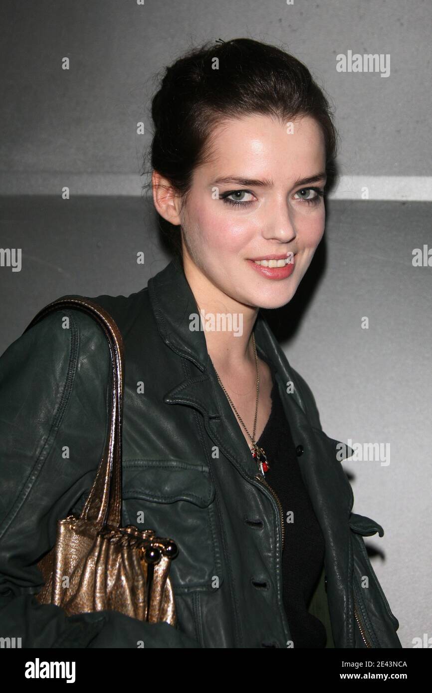 Roxane Mesquida si pone davanti al nuovo spettacolo di Cartouche, 'Les femmes sont des hommes comme les autresæ!', tenuto a la Cigale a Parigi, Francia il 3 aprile 2009. Foto di Denis Guignebourg/ABACAPRESS.COM Foto Stock