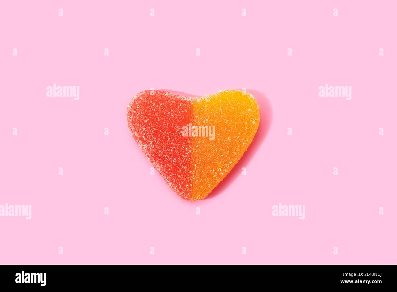 Vista dall'alto caramella di gelatina a forma di cuore su rosa sfondo Foto Stock