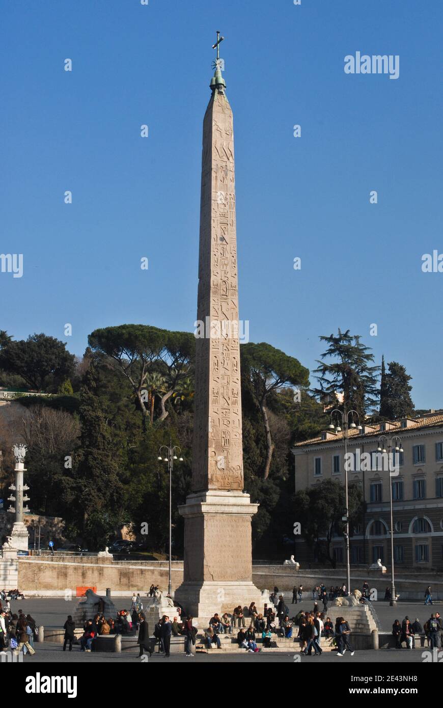 L'obelisco egiziano di Ramesse II di Heliopolis si trova nel centro di Piazza del Popolo, Roma, Italia Foto Stock