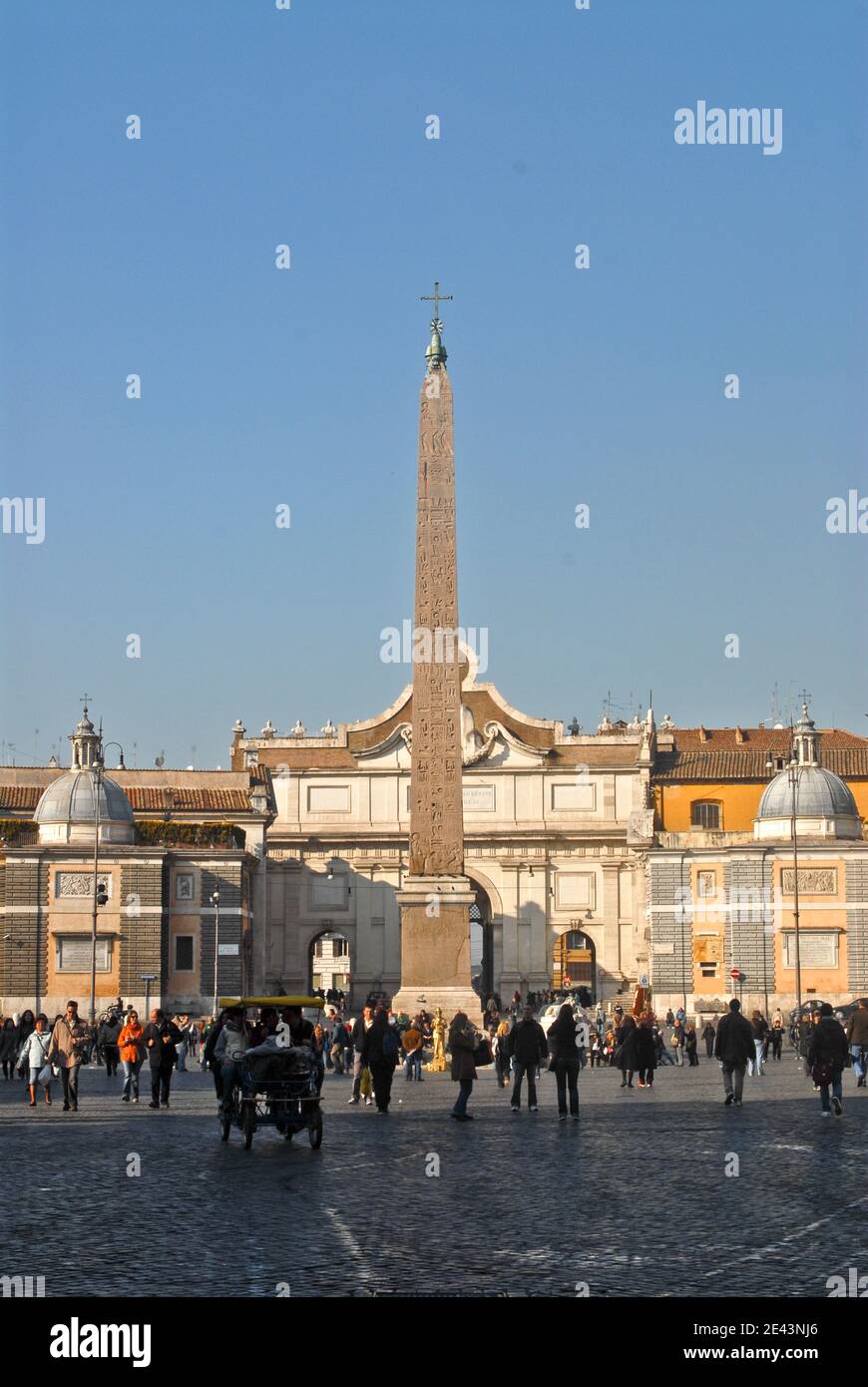 L'obelisco egiziano di Ramesse II di Heliopolis si trova nel centro di Piazza del Popolo, Roma, Italia Foto Stock