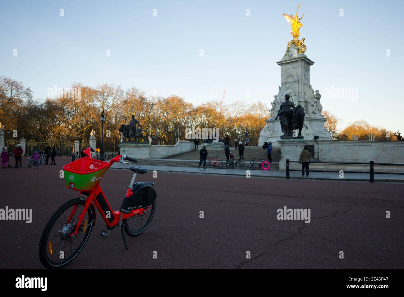 Noleggio bici parcheggiata sui gradini a piedi del Victoria Memorial Fuori Buckingham Palace Londra Inghilterra Foto Stock