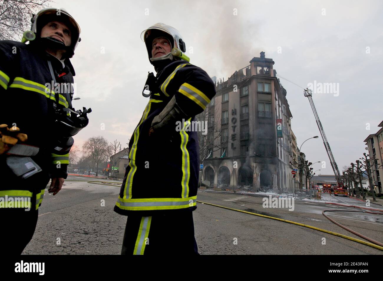 Pompiers apres l'incendie d'un hotel dans le quartier du port du Rhin suite de la manifestation anti-otan a Strasbourg, France le 4 Avril 2009. Foto Antoine/ABACAPRESS.COM Foto Stock