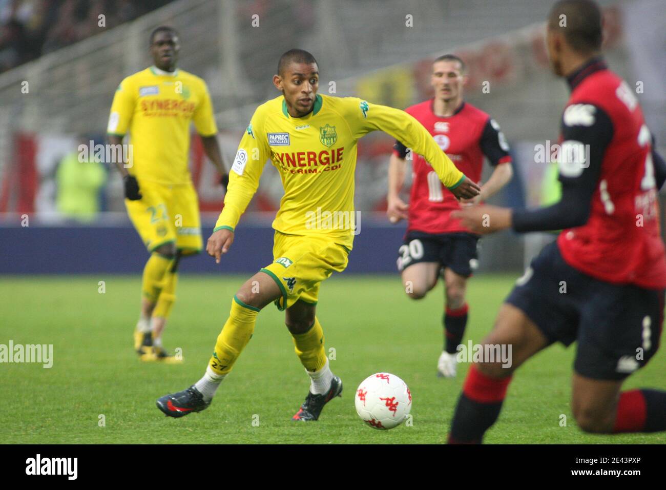 Sylvio Ronny Rodelin di Nantes e Emerson da Conceicao di Lille combattono per la palla durante la prima partita di calcio della Francia, Nantes contro Lille allo stadio Beaujoire di Nantes, Francia, il 4 aprile 2009. Foto di JP/Tranvouez/Asa Pictures/Cameleon/ABACApr Foto Stock