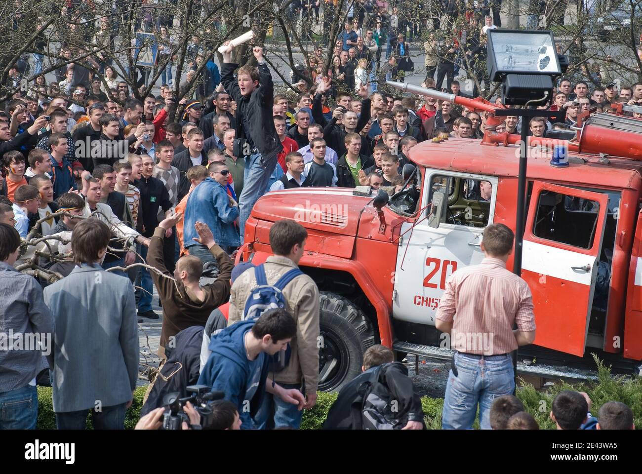 Studenti e manifestanti hanno attaccato il parlamento del paese a Chisinau, Moldova, il 7 aprile 2009, per protestare contro la vittoria del partito comunista al governo del presidente Voronin. Le rivolte anti-governative in Moldavia hanno infiammato una lunga fila diplomatica con la Romania, complicando l'obiettivo di Bucarest di sostenere i suoi vicini più piccoli verso legami più stretti con l'Unione europea. Il presidente comunista moldova, Vladimir Voronin, ha accusato la vicina Romania di aver tentato di rovesciare il suo governo e ha ordinato arresti di massa di manifestanti nello Stato più povero d'Europa. L'Unione europea ha detto che era profondamente preoccupata Foto Stock Studenti e manifestanti hanno attaccato il parlamento del paese a Chisinau, Moldova, il 7 aprile 2009, per protestare contro la vittoria del partito comunista al governo del presidente Voronin. Le rivolte anti-governative in Moldavia hanno infiammato una lunga fila diplomatica con la Romania, complicando l'obiettivo di Bucarest di sostenere i suoi vicini più piccoli verso legami più stretti con l'Unione europea. Il presidente comunista moldova, Vladimir Voronin, ha accusato la vicina Romania di aver tentato di rovesciare il suo governo e ha ordinato arresti di massa di manifestanti nello Stato più povero d'Europa. L'Unione europea ha detto che era profondamente preoccupata Foto Stock