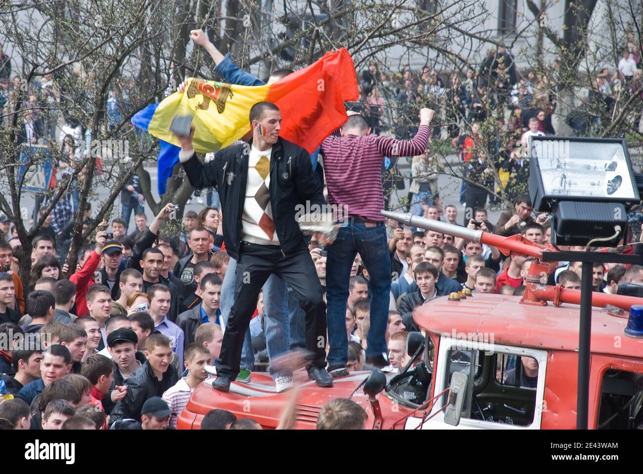 Studenti e manifestanti hanno attaccato il parlamento del paese a Chisinau, Moldova, il 7 aprile 2009, per protestare contro la vittoria del partito comunista al governo del presidente Voronin. Le rivolte anti-governative in Moldavia hanno infiammato una lunga fila diplomatica con la Romania, complicando l'obiettivo di Bucarest di sostenere i suoi vicini più piccoli verso legami più stretti con l'Unione europea. Il presidente comunista moldova, Vladimir Voronin, ha accusato la vicina Romania di aver tentato di rovesciare il suo governo e ha ordinato arresti di massa di manifestanti nello Stato più povero d'Europa. L'Unione europea ha detto che era profondamente preoccupata Foto Stock Studenti e manifestanti hanno attaccato il parlamento del paese a Chisinau, Moldova, il 7 aprile 2009, per protestare contro la vittoria del partito comunista al governo del presidente Voronin. Le rivolte anti-governative in Moldavia hanno infiammato una lunga fila diplomatica con la Romania, complicando l'obiettivo di Bucarest di sostenere i suoi vicini più piccoli verso legami più stretti con l'Unione europea. Il presidente comunista moldova, Vladimir Voronin, ha accusato la vicina Romania di aver tentato di rovesciare il suo governo e ha ordinato arresti di massa di manifestanti nello Stato più povero d'Europa. L'Unione europea ha detto che era profondamente preoccupata Foto Stock
