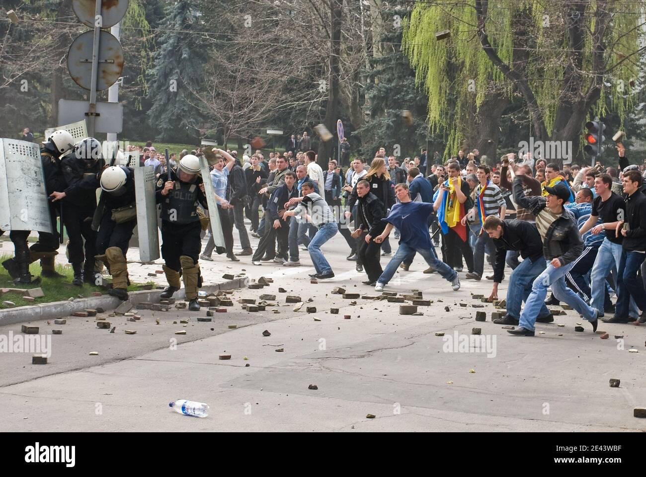 Studenti e manifestanti hanno attaccato il parlamento del paese a Chisinau, Moldova, il 7 aprile 2009, per protestare contro la vittoria del partito comunista al governo del presidente Voronin. Le rivolte anti-governative in Moldavia hanno infiammato una lunga fila diplomatica con la Romania, complicando l'obiettivo di Bucarest di sostenere i suoi vicini più piccoli verso legami più stretti con l'Unione europea. Il presidente comunista moldova, Vladimir Voronin, ha accusato la vicina Romania di aver tentato di rovesciare il suo governo e ha ordinato arresti di massa di manifestanti nello Stato più povero d'Europa. L'Unione europea ha detto che era profondamente preoccupata Foto Stock Studenti e manifestanti hanno attaccato il parlamento del paese a Chisinau, Moldova, il 7 aprile 2009, per protestare contro la vittoria del partito comunista al governo del presidente Voronin. Le rivolte anti-governative in Moldavia hanno infiammato una lunga fila diplomatica con la Romania, complicando l'obiettivo di Bucarest di sostenere i suoi vicini più piccoli verso legami più stretti con l'Unione europea. Il presidente comunista moldova, Vladimir Voronin, ha accusato la vicina Romania di aver tentato di rovesciare il suo governo e ha ordinato arresti di massa di manifestanti nello Stato più povero d'Europa. L'Unione europea ha detto che era profondamente preoccupata Foto Stock