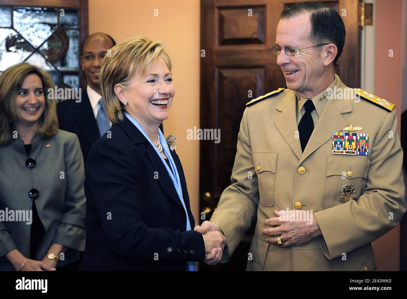 Il Segretario DI Stato AMERICANO Hillary Clinton dà il benvenuto al Presidente della Marina dei Capi congiunti ADM. Michael Mullen al Dipartimento di Stato di Washington DC, USA il 9 aprile 2009. Foto di Jerry Morrison/DOD via ABACAPRESS.COM Foto Stock