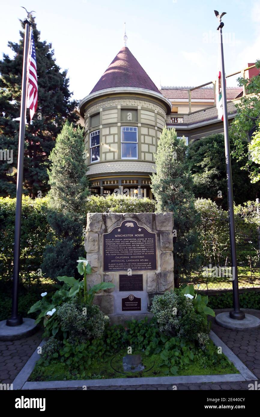 La Winchester Mystery House è un punto di riferimento storico, raffigurato a San Jose, CA, USA il 12 aprile 2009. Escursioni giornaliere della villa sono tutto l'anno. Foto di John Pyle/CSM/ABACAPRESS.COM Foto Stock