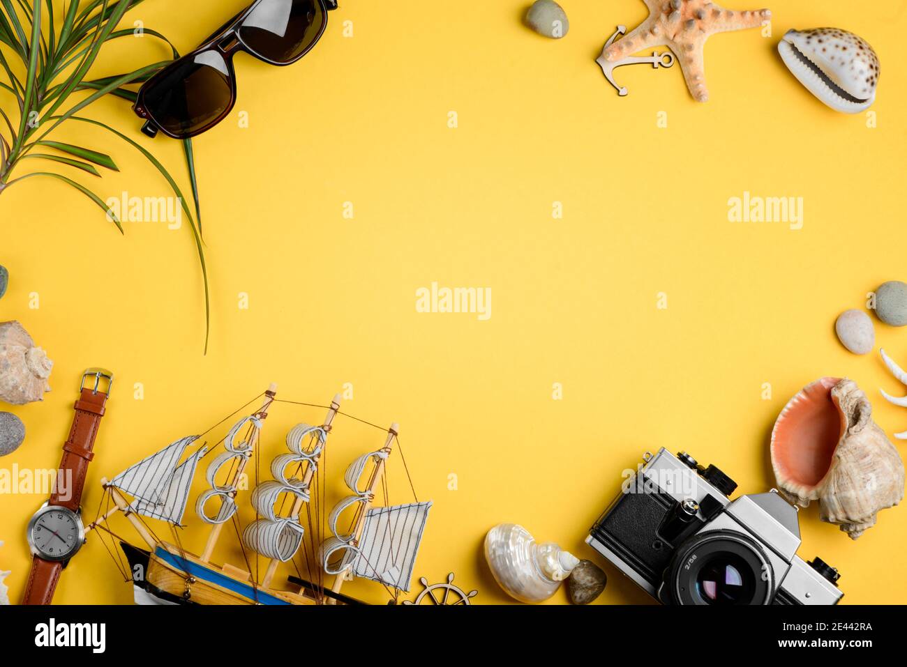 Occhiali da sole, macchina fotografica e regali da resort sul mare su  sfondo giallo Foto stock - Alamy