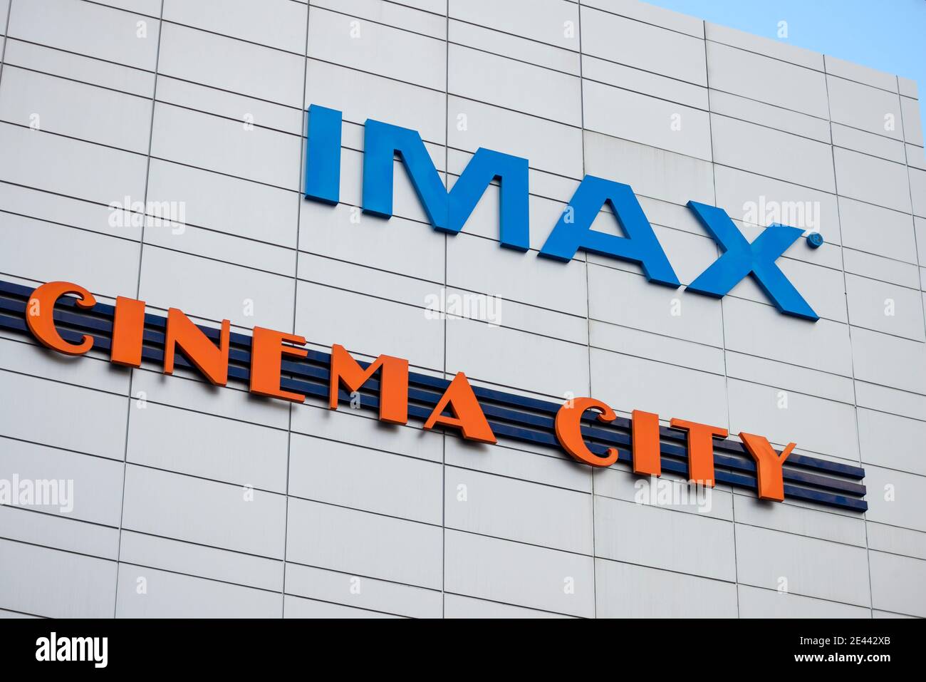 Scritta con il logo IMAX Cinema City sul Mall of Sofia edificio facciata in Bulgaria Europa orientale UE Foto Stock