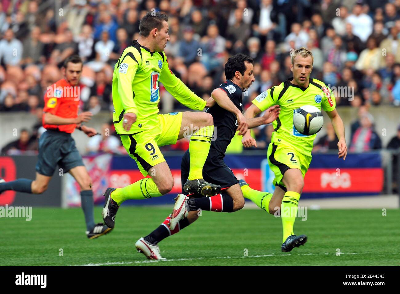 Ludovic Giuly del PSG e Peter Franquart di le Havre, Maxime Baca durante la prima partita di calcio francese, Paris Saint Germain vs le Havre al Parc des Princes di Parigi, Francia, il 19 aprile 2009. PSG ha vinto 3-0. Foto di Stephane Reix/ABACAPRESS.COM Foto Stock