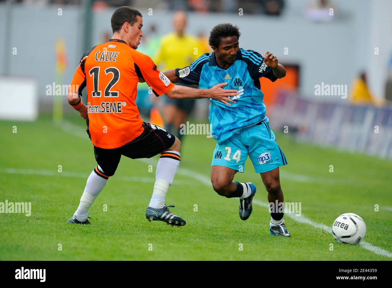 Il Bakari Kone di Marsiglia affronta Jean Calve di Lorient durante la partita di calcio della prima Lega francese, Lorient contro Marsiglia, a Lorient, Francia, il 19 aprile 2009. Marsiglia ha vinto il 2-1 . Foto di Henri Szwarc/ABACAPRESS.COM Foto Stock