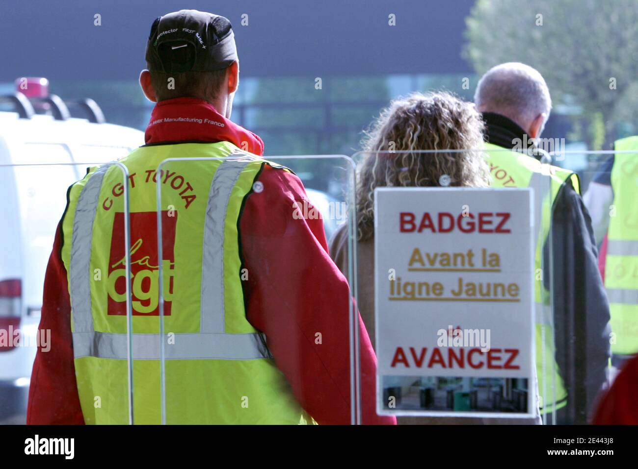 Una delegazione di lavoratori Toyota-Onnaing in viaggio per incontrare la direzione dello stabilimento a Onnaing, vicino Valenciennes, Francia settentrionale, il 20 aprile 2009. I lavoratori ancora bloccano l'accesso alle officine al di fuori della fabbrica dell'automobile. Lo sciopero, chiamato dal CG Foto Stock