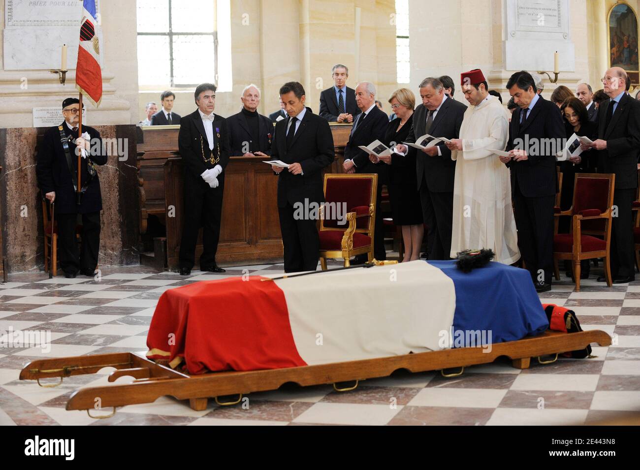 Il presidente francese Nicolas Sarkozy, Edourad Balladur, Catherine Vautrin, Presidente del Senato Gerard Larcher, il principe Moulay Rachid del Marocco e il primo ministro Francois Fillon davanti alla bara durante la cerimonia funeraria di Maurice Druon alla Chiesa di Saint-Louis des Invalides a Parigi, Francia, il 20 aprile 2009. La Francia ha onorato il segretario permanente dell'Accademia francese, ex ministro e scrittore Maurice Druon morto, all'età di 90 anni. Foto di Mehdi Taamallah/ABACAPRESS.COM Foto Stock