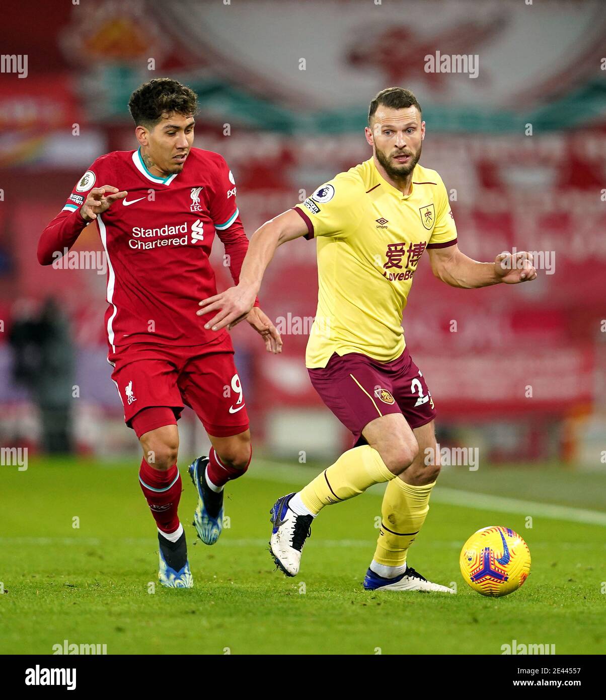 Erik Pieters di Burnley (a destra) e Roberto Firmino di Liverpool combattono per la palla durante la partita della Premier League ad Anfield, Liverpool. Data immagine: Giovedì 21 gennaio 2021. Foto Stock