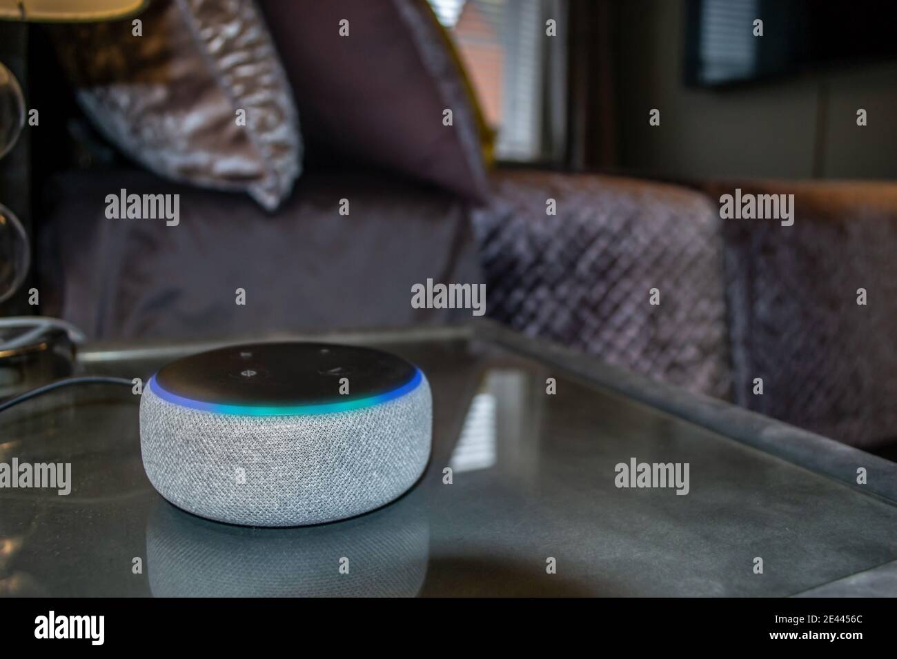 LONDRA/INGHILTERRA - 19 gennaio 2020: Altoparlante intelligente Amazon Echo Dot Foto Stock