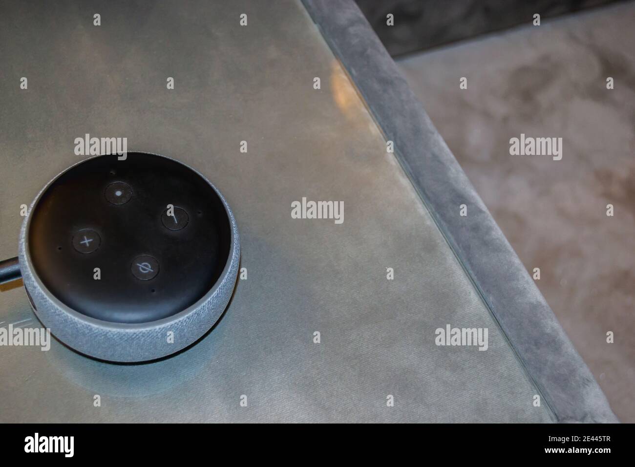 LONDRA/INGHILTERRA - 19 gennaio 2020: Altoparlante intelligente Amazon Echo Dot Foto Stock