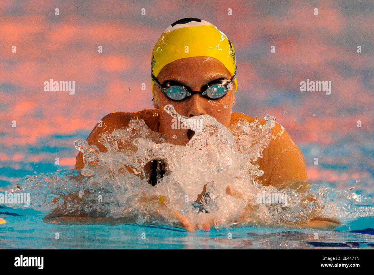 La francese Lara Grangeon che nutre il 200 M Medley durante i campionati francesi di nuoto a Montpellier, Francia, il 25 aprile 2009. Foto di Henri Szwarc/ABACAPRESS.COM Foto Stock