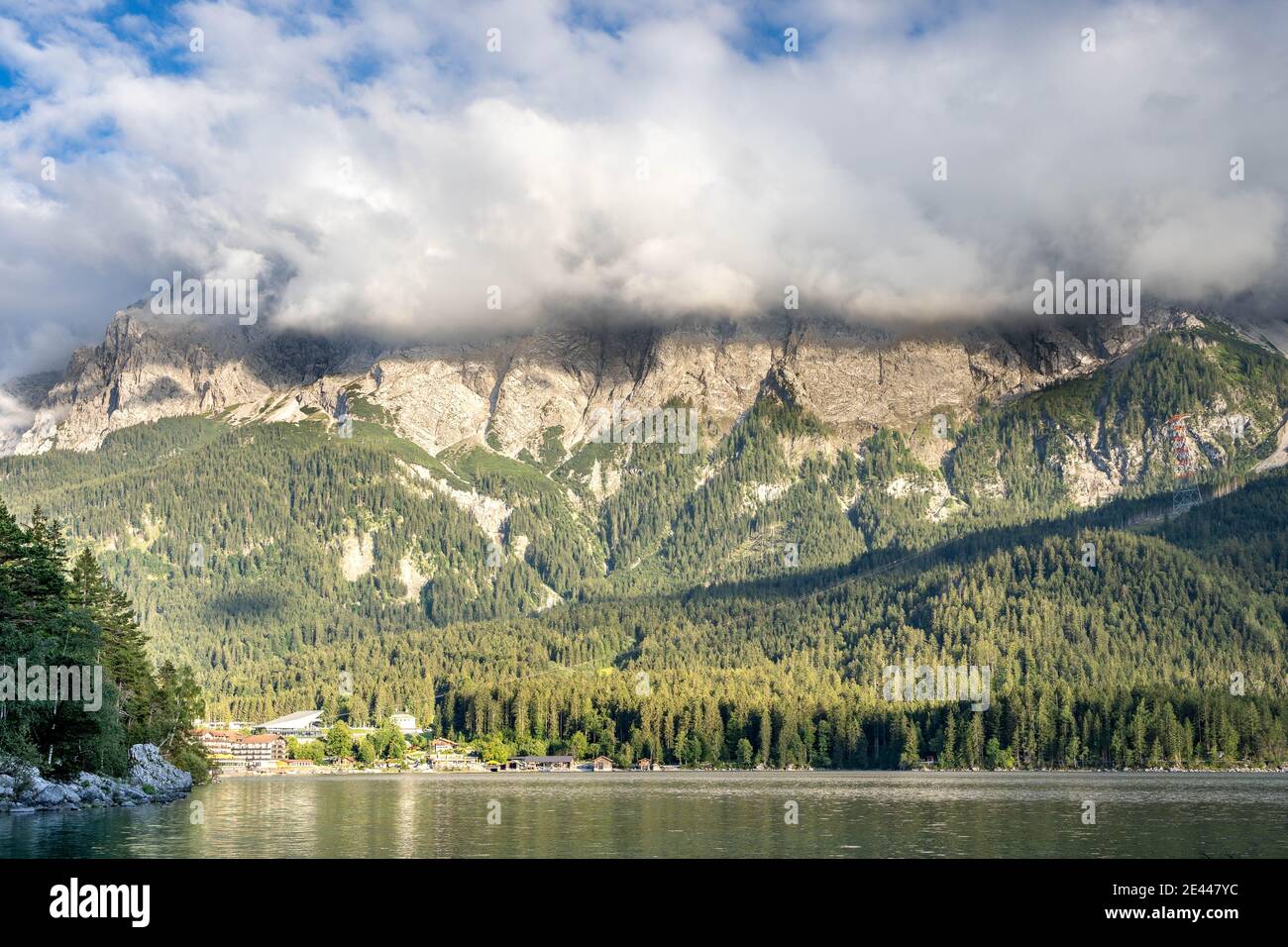 Zugspitze montagna nebbia pesante di lago Eibsee in Germania Estate pomeriggio Foto Stock