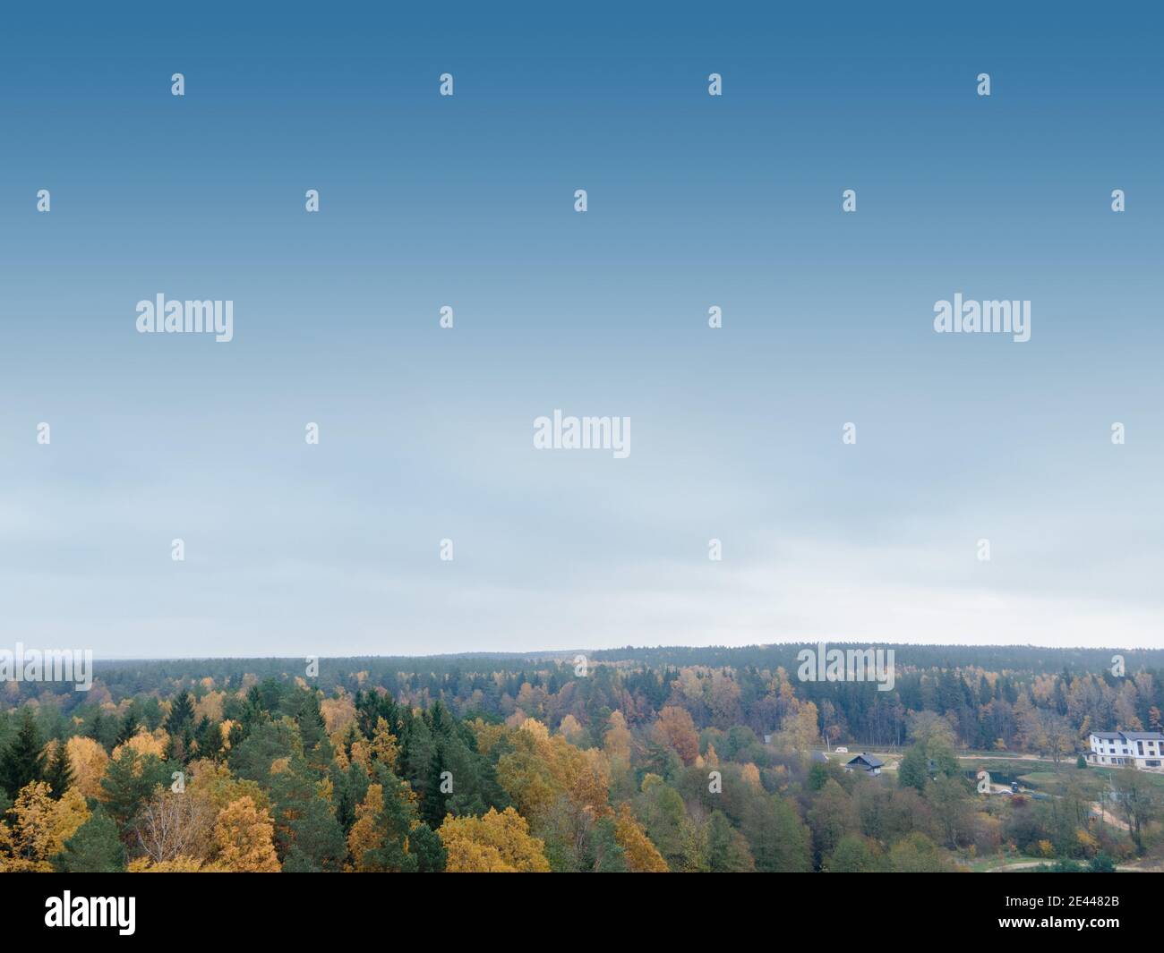 Vista panoramica da un drone volante, cielo blu e nuvole bianche e grigie. Sfondo texture per il design Foto Stock