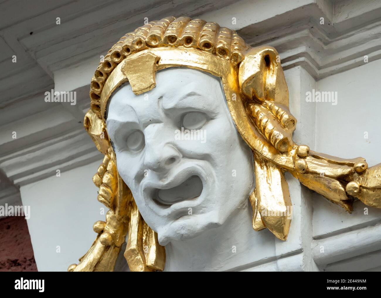 Particolare architettonico ornamentale della maschera teatrale raffigurante il volto dell'uomo Dettagli dorati sulla facciata dell'edificio del teatro a Sofia Bulgaria Foto Stock