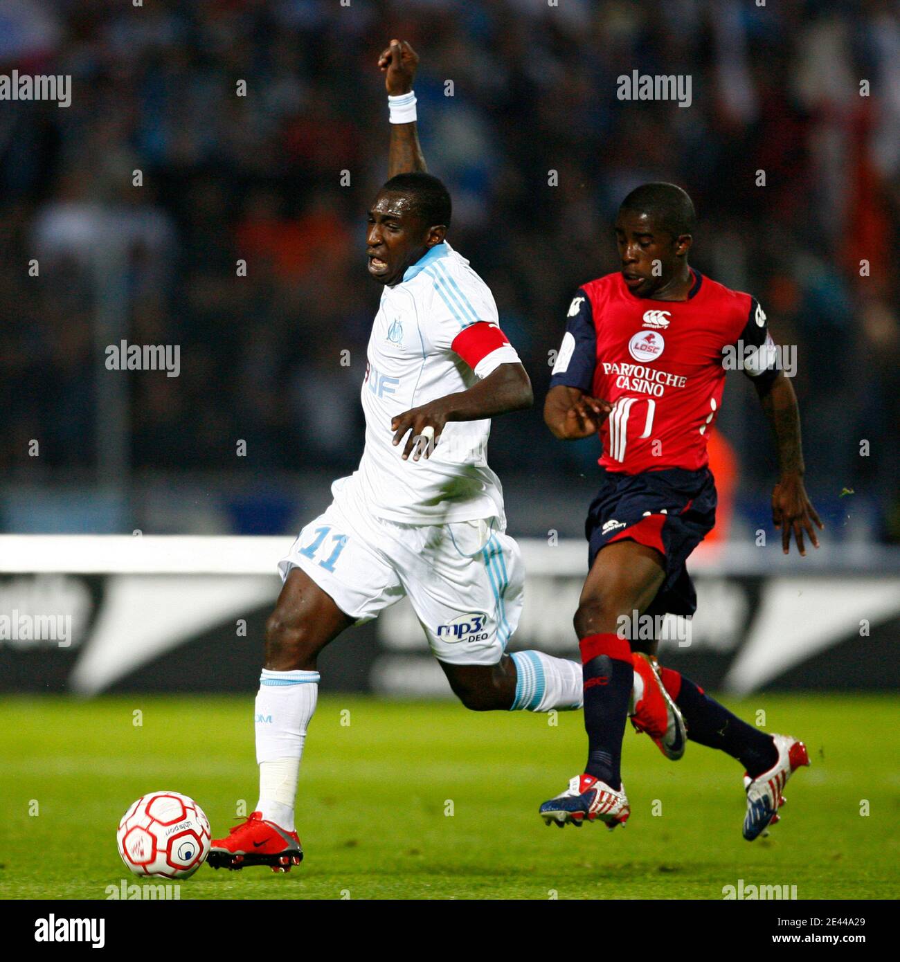 Il Rio Mavuba di Lille combatte per la palla con il Mamadou Niang di  Marsiglia durante la prima partita di calcio della Lega Francese, il Lille  Olympique Sporting Club (LOSC) e l'Olympique