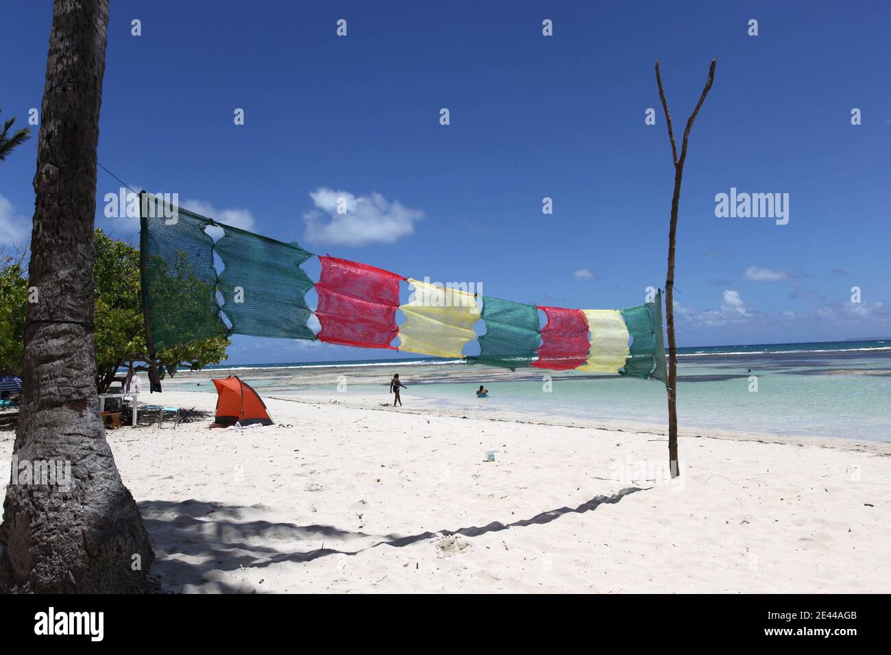 Les Guadalupeens se retreuvent sur les plages pour quelques jours de camping en famille pendant le week-end de Paques et la fin du Carme, a Bois Jolan pres de Sainte Anne, Guadalupa, Francia le 11 Avril, 2009. CE week-end les derniers grevistes ne font Plus greve. Foto Julien Tack/ABACAPRESS.COM Foto Stock