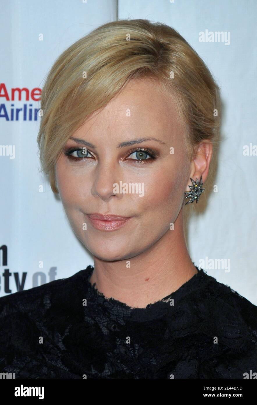 L'attrice Charlize Theron arriva alla 36a Film Society of Lincoln Center's Gala Tribute in onore di Tom Hanks, ad Alice Tully Hall a New York City, NY, USA il 27 aprile 2009. Foto di Gregorio Binuya/ABACAPRESS.COM Foto Stock