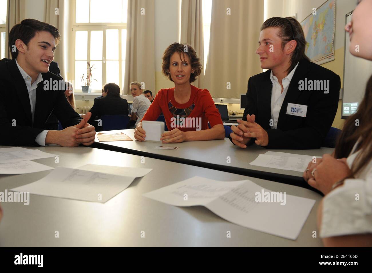 La prima Signora siriana Asma al Assad incontra studenti e insegnanti mentre visita la Vienna Business School a Vienna, Austria, il 28 aprile 2009. La coppia presidenziale siriana è in visita di 2 giorni in Austria. Foto di Ammar Abd Rabbo/ABACAPRESS.COM Foto Stock