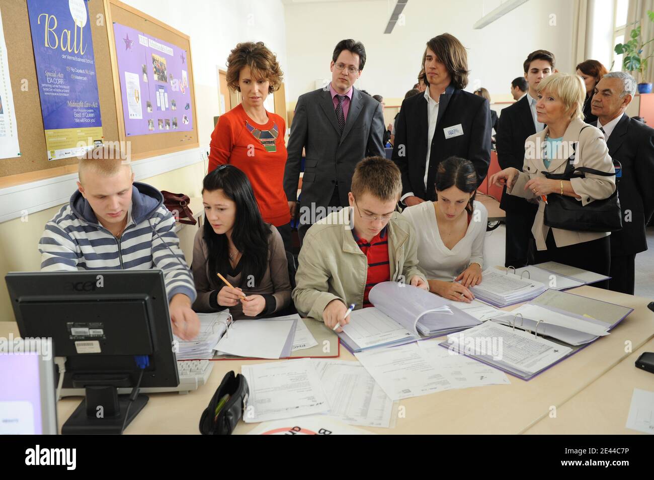 La prima Signora siriana Asma al Assad incontra studenti e insegnanti mentre visita la Vienna Business School a Vienna, Austria, il 28 aprile 2009. La coppia presidenziale siriana è in visita di 2 giorni in Austria. Foto di Ammar Abd Rabbo/ABACAPRESS.COM Foto Stock