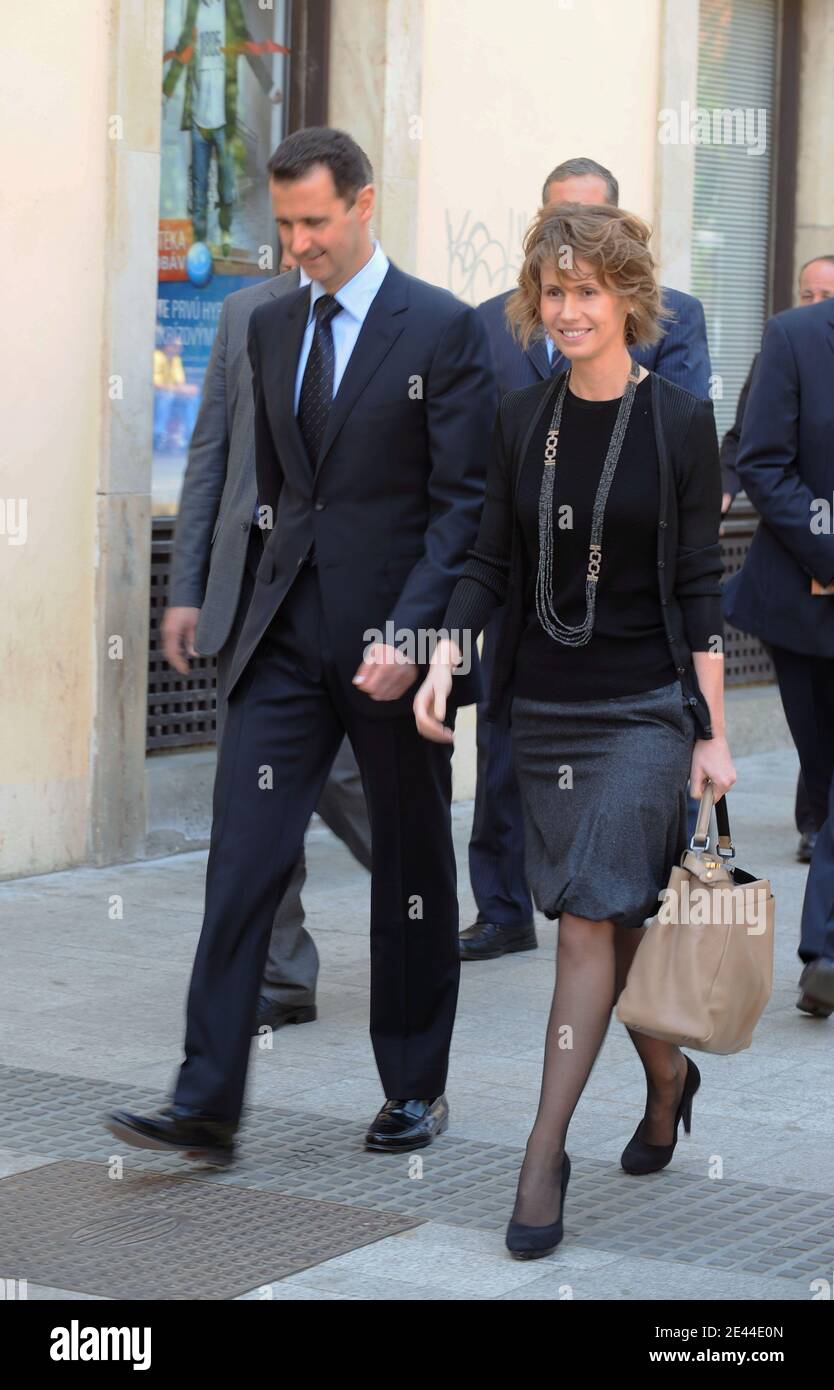 Il presidente siriano Bashar al Assad e sua moglie Asma hanno visto camminare per strada verso la Biblioteca Universitaria di Bratislava, Slovacchia, il 30 aprile 2009. La coppia presidenziale siriana ha appena concluso una visita di 2 giorni in Slovacchia. Foto di Ammar Abd Rabbo/ABACAPRESS.COM Foto Stock