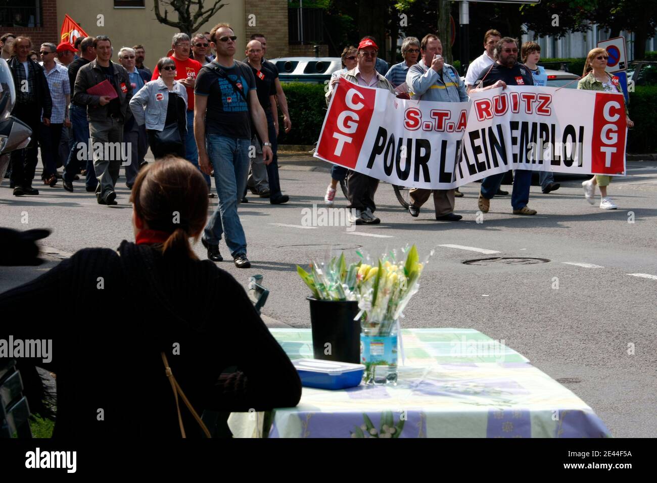 Malgre nombre de sites industriels menaces de fermeture aux entours, le cortege syndical du 1er mai de Bruay-la-Buissiere entre Lens et Bethune dans le Pas-de-Calais, n'aura rassemble que quelques dizaines de participants, France le 1er mai, 2009. Phot Foto Stock