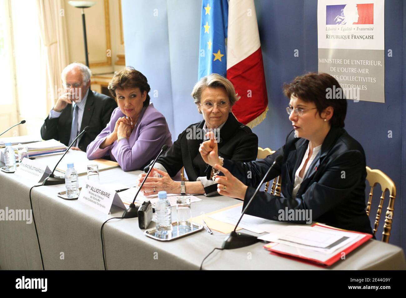 Il direttore generale della sanità Didier Houssin, il ministro francese della sanità Roselyne Bachelot, il ministro francese degli interni Michelle Alliot-Marie e il direttore dell'Istituto francese di sorveglianza sanitaria, Francoise Weber, hanno dato una conferenza stampa sull'influenza suina a Parigi il 01 maggio 2009. Foto di Thibault Camus/ABACAPRESS.COM Foto Stock