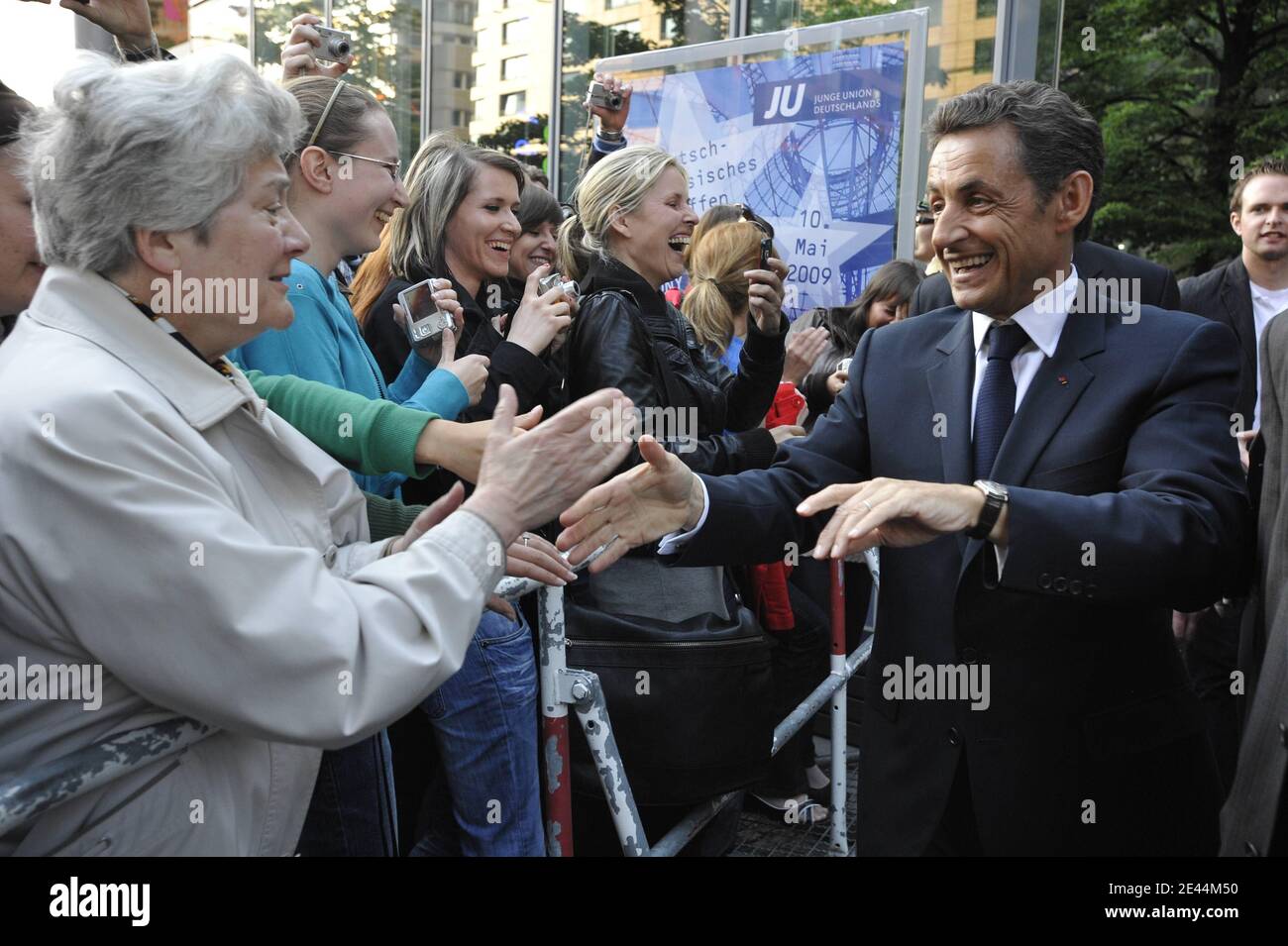 Il presidente francese Nicolas Sarkozy arriva al raduno delle elezioni europee della Junge Union (Young Union, l'organizzazione giovanile dei democratici cristiani tedeschi) al Sony Centre di Berlino, Germania, il 10 maggio 2009. L'Unione Junge ha tenuto il rally come parte di un incontro di amicizia tedesco-francese. gli stati membri dell'Unione europea terranno le elezioni per il parlamento europeo in giugno. Foto di Elodie Gregoire/ABACAPRESS.COM Foto Stock