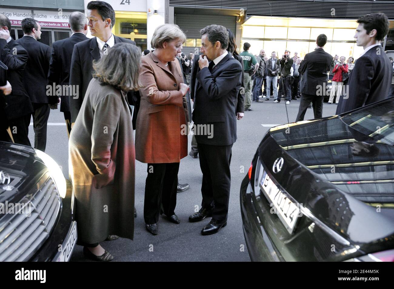 La cancelliera tedesca Angela Merkel e il presidente francese Nicolas Sarkozy parlano dopo un raduno europeo delle elezioni dell'Unione Junge (Young Union, l'organizzazione giovanile dei cristiano-democratici tedeschi) presso il Sony Centre di Berlino in Germania il 10 maggio 2009. L'Unione Junge ha tenuto il rally come parte di un incontro di amicizia tedesco-francese. gli stati membri dell'Unione europea terranno le elezioni per il parlamento europeo in giugno. Foto di Elodie Gregoire/ABACAPRESS.COM Foto Stock