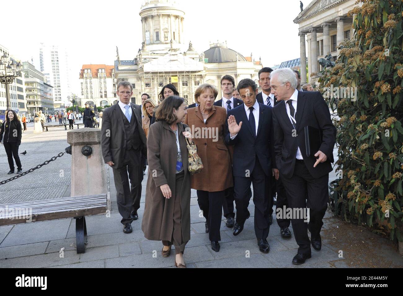 La cancelliera tedesca Angela Merkel e il presidente francese Nicolas Sarkozy giungono il 10 maggio 2009 al raduno delle elezioni europee dell'Unione Junge (Young Union, l'organizzazione giovanile dei cristiano-democratici tedeschi) presso il Sony Centre di Berlino in Germania. L'Unione Junge ha tenuto il rally come parte di un incontro di amicizia tedesco-francese. gli stati membri dell'Unione europea terranno le elezioni per il parlamento europeo in giugno. Foto di Elodie Gregoire/ABACAPRESS.COM Foto Stock