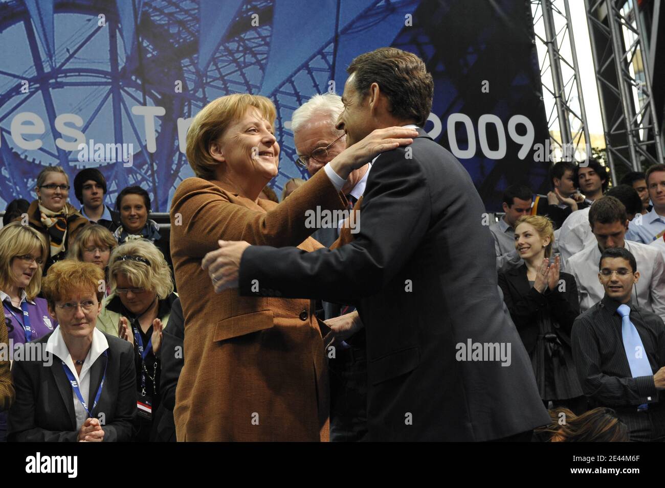 Il presidente francese Nicolas Sarkozy, la cancelliera tedesca Angela Merkel e il presidente del Parlamento europeo Hans-Gert Poettering partecipano il 10 maggio 2009 a un raduno europeo delle elezioni dell'Unione Junge (Young Union, l'organizzazione giovanile dei cristiano-democratici tedeschi) presso il Sony Centre di Berlino, Germania. L'Unione Junge ha tenuto il rally come parte di un incontro di amicizia tedesco-francese. gli stati membri dell'Unione europea terranno le elezioni per il parlamento europeo in giugno. Foto di Elodie Gregoire/ABACAPRESS.COM Foto Stock