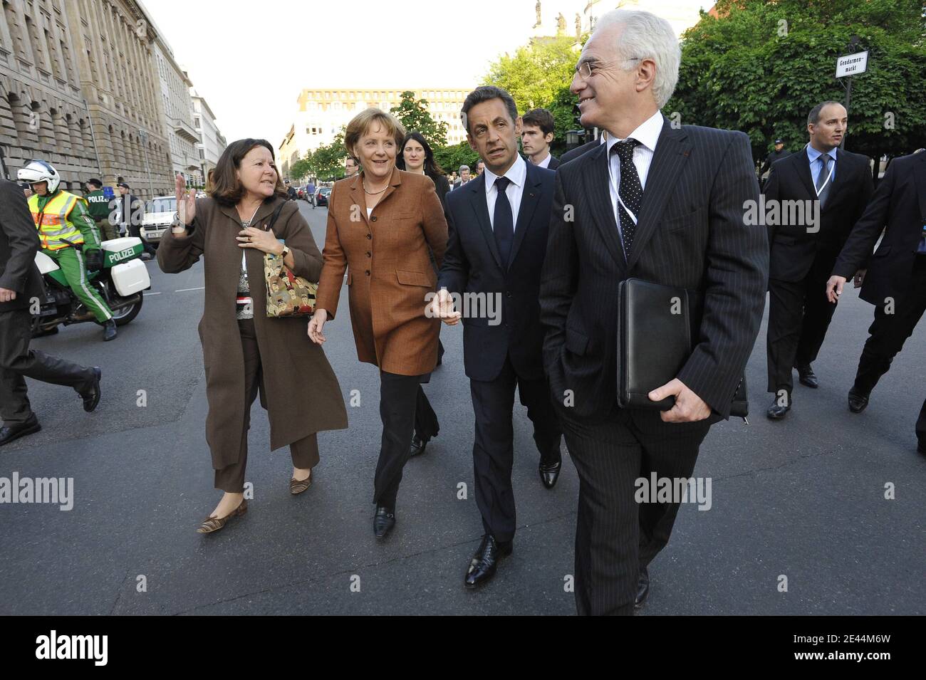 La cancelliera tedesca Angela Merkel e il presidente francese Nicolas Sarkozy giungono il 10 maggio 2009 al raduno delle elezioni europee dell'Unione Junge (Young Union, l'organizzazione giovanile dei cristiano-democratici tedeschi) presso il Sony Centre di Berlino in Germania. L'Unione Junge ha tenuto il rally come parte di un incontro di amicizia tedesco-francese. gli stati membri dell'Unione europea terranno le elezioni per il parlamento europeo in giugno. Foto di Elodie Gregoire/ABACAPRESS.COM Foto Stock