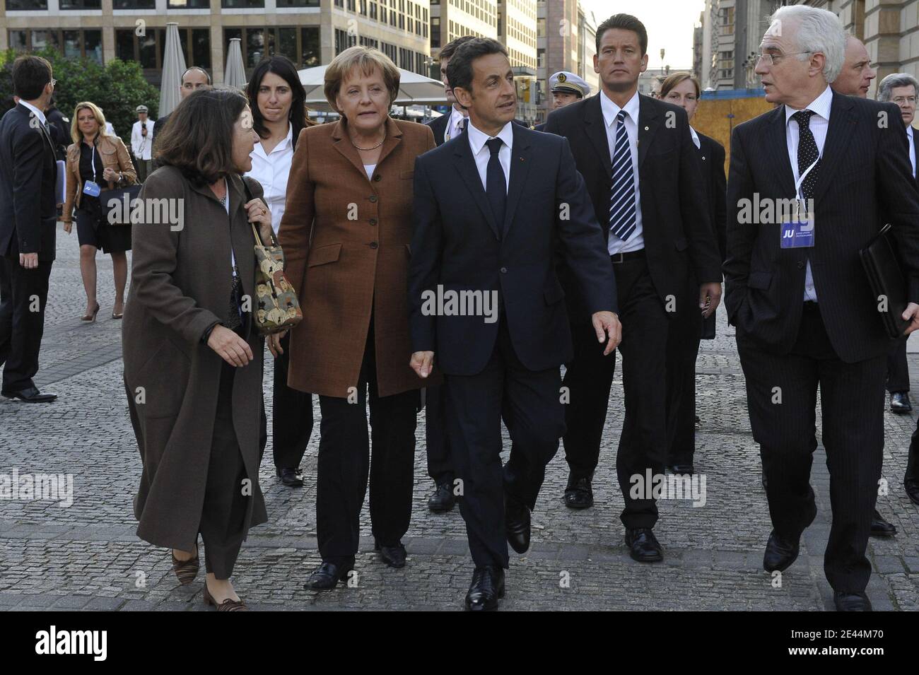 La cancelliera tedesca Angela Merkel e il presidente francese Nicolas Sarkozy giungono il 10 maggio 2009 al raduno delle elezioni europee dell'Unione Junge (Young Union, l'organizzazione giovanile dei cristiano-democratici tedeschi) presso il Sony Centre di Berlino in Germania. L'Unione Junge ha tenuto il rally come parte di un incontro di amicizia tedesco-francese. gli stati membri dell'Unione europea terranno le elezioni per il parlamento europeo in giugno. Foto di Elodie Gregoire/ABACAPRESS.COM Foto Stock